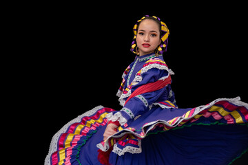 Mujer mexicana con traje color morado de jalisco mexico, adornado con listones multicolores, trenza...