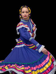 Mujer mexicana con traje color morado de jalisco mexico, adornado con listones multicolores, trenza con moños amarillos y rebozo de color rojo, vestido con encaje blanco de guadalajara jalisco, escara