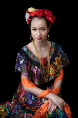 mujer chiapaneca con vestido floreado bordado a mano y rebozo naranja, bailando folklor mexicano de chiapas mexico, trenza en color rojo con cadenas de oro y artes dorados, una sonrisa marimba