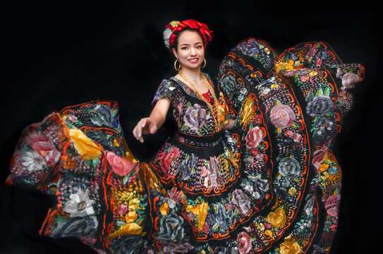 mujer chiapaneca con vestido floreado bordado a mano y rebozo naranja, bailando folklor mexicano de chiapas mexico, trenza en color rojo con cadenas de oro y artes dorados, una sonrisa marimba