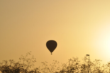 Atardecer de verano vuelo bajo de globo aerostático