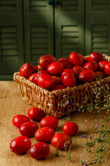 bodegon ciruelas rojas