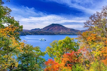 長野県・信濃町 秋の黒姫山と野尻湖の風景