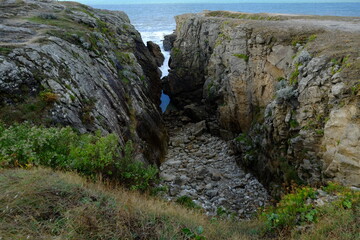 Obraz premium The granit coast and some cliff at Batz sur mer in the south of Brittany.