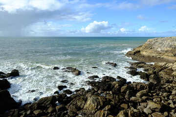 Obraz premium The rocks and the foam of the Atlantic ocean at Batz-sur-mer.