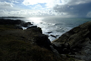 Fototapeta na wymiar The rocks and the foam of the Atlantic ocean at Batz-sur-mer.