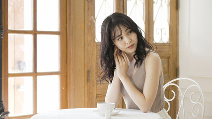 飲み物を飲んでいる若い女性