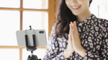 ライブ配信をする若い女性