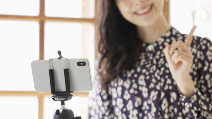 ライブ配信をする若い女性