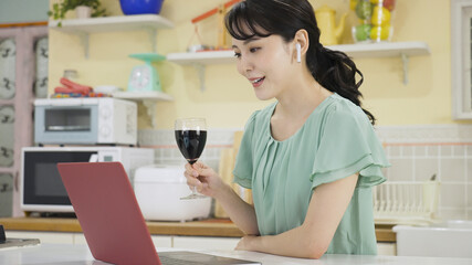 オンライン飲み会をする若い女性