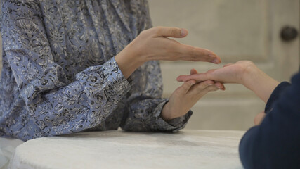 占いをする若い女性