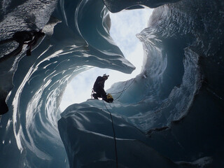 Expédition souterraine dans un moulien de glace.
