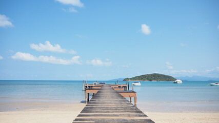 Obraz premium A wooden pier and sea view in Thailand