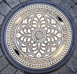 wunderschön verzierter Gullideckel in Budapest