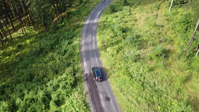 Auto f&auml;hrt auf Stra&szlig;e mit Drohnen Flug