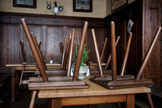 Stühle auf dem Tisch Restaurant Wirtshaus Pleitewelle Lockdown während Corona