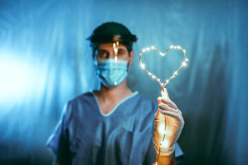 Medico o infermiere con simbolo del cuore