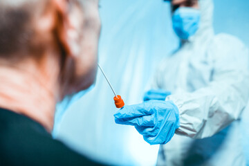 Medico con tuta covid fa il test del tampone molecolare per coronavirus nasale a un paziente