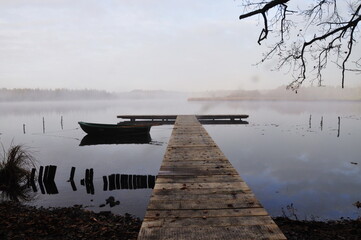 Bootssteg im Nebel