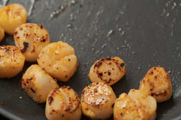 frying scallops on non stock pan closeup