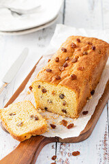 Plumcake con pasas en tabla de cortar
