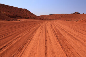 Fototapeta na wymiar route dans le désert arizona vers antiloppe canyon