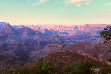 Fototapeta na wymiar Grand canyon avec lumière violette du soleil couchant