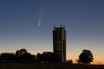 Komet C/2020 F3 (Neowise) und der Wasserturm Jettingen