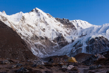 Kamperen op het basiskamp van de berg Cho Oyu voor de zuidkant van de berg. Hoge Himalaya vroeg in de ochtend. Nepal.