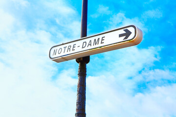 Fototapeta premium street sign to Notre Dame