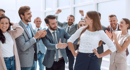 Obraz premium creative business team congratulating their young colleague