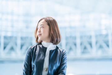 Fototapeta premium カジュアルな服装のビジネスウーマン