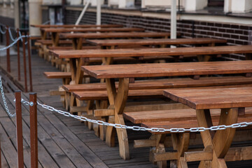 A restaurant has to shut down due to COVID -19