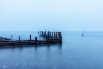 Obraz premium Alter Bootssteg im Nebel auf der Insel Rügen