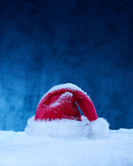 Nikolausmütze vor dunklem Hintergrund im Schnee