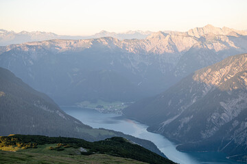 Wandern auf den Unnutz bei Achenkirch Achensee in Tirol Österreich