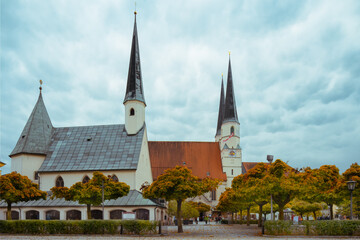 Fototapeta na wymiar Tillyplatz Altötting, Kirchen mit Wolken im Herbst