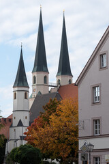 Tillyplatz Altötting, Kirchen  mit  Wolken im Herbst
