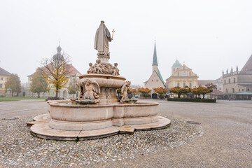 Fototapeta premium Tillyplatz Altötting im Nebel im Herbst