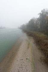 Fluß Inn und Ufer im Nebel im Herbst