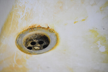 Drain the ceramic wash basin with dirt from use and lack of cleaning.
