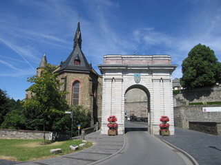Landtor und katholische Kirche in Weilburg in Hessen
