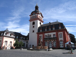 Fototapeta na wymiar Rathaus und Rathausturm Schlosskirche Marktplatz Weilburg in Hessen an der Lahn