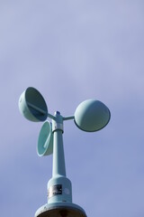 Anemometer that turns in the wind