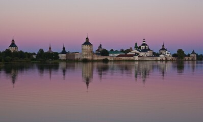 Obraz premium The view on the Kirillo-Belozersky Monastery reflecting in the river at sunset in Vologda region, Russia.