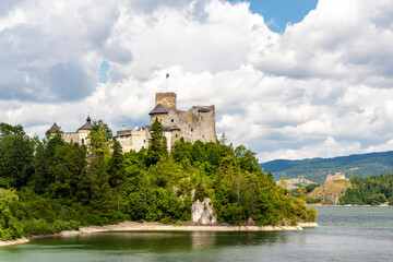 Fototapeta na wymiar Niedzica castle over Czorsztyn lake in Pieniny, Poland