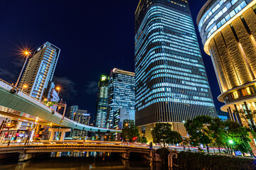 Obraz premium 大阪、土佐堀川にかかる錦橋から見た西方面の大阪の夜景、超高層ビルと高速道路、10月23日、日本