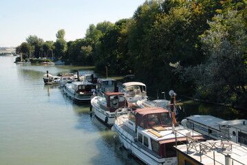 Fototapeta na wymiar Ville de Créteil, péniches et bateaux de plaisance amarrés en bords de Marne (port de plaisance), département du Val de Marne, France
