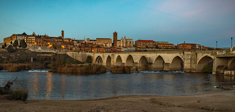รูปภาพTordesillas เลือกดูภาพถ่ายสต็อก เวกเตอร์ และวิดีโอ415 Adobe Stock
