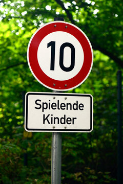 Schild, Spielende Kinder, 10kmh